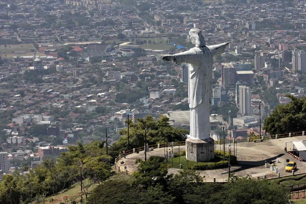 Cristo-Rey-de-Cali-1024x683-1.webp